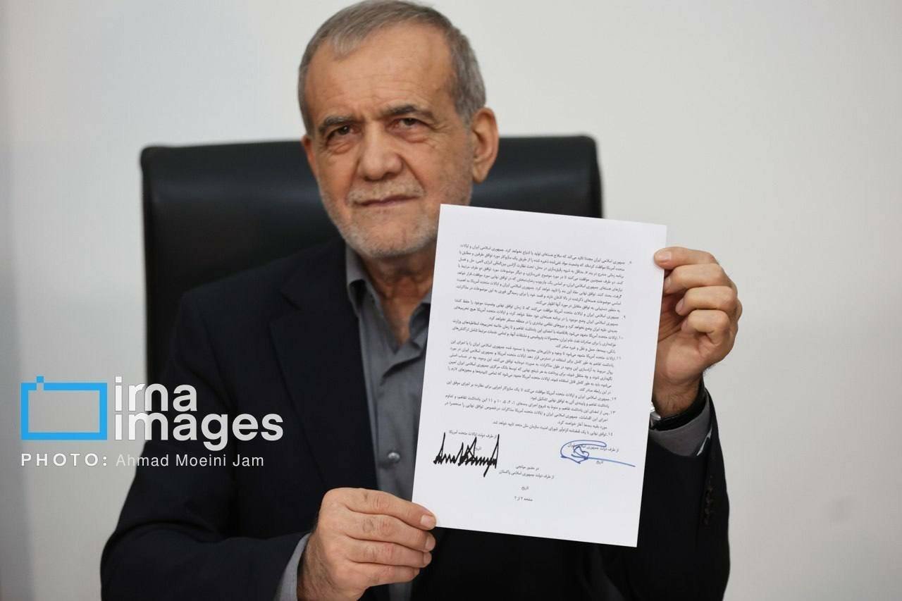 «تصویر لحظه امضای تفاهم آسلام آباد توسط رئیس جمهور مسعود پزشکیان رئیس‌جمهور ایران و دونالد…» — تصویر پیوست